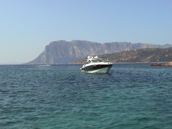 La baia di Capo Coda Cavallo e Tavolara sullo sfondo