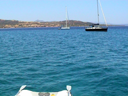 Capo Comino: all'ancora per un bagno