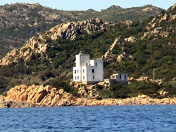 Orosei: un faro sulla scogliera