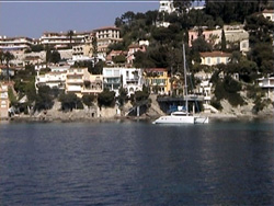 Catamarano in rada a Villefranche